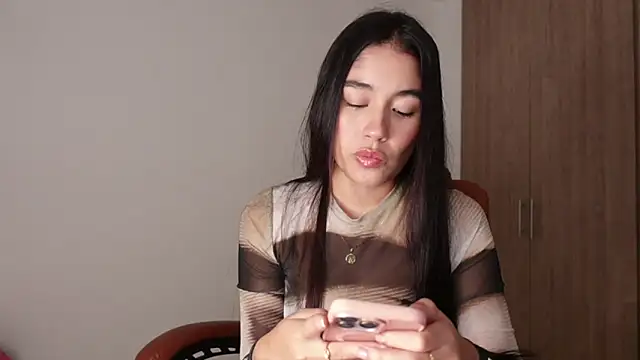 Snapshot of AriaMontgomery chatting on November 17, 1:33 am AriaMontgomery online show from November 17, 1:33 am