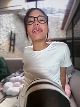 KellyOlsenbe online show from May 24, 1:49 pm