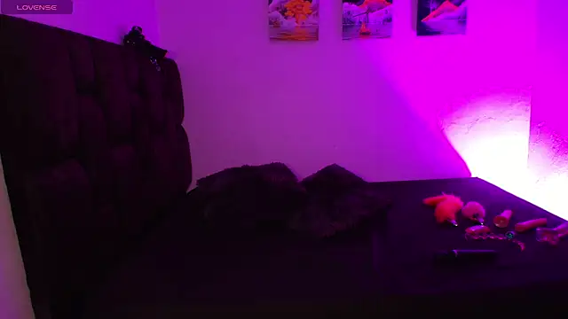 Snapshot of EmilySavvato chatting on February 2, 3:43 am EmilySavvato online show from February 2, 3:43 am