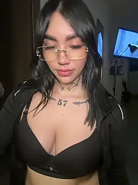 Nickiiiii online show from May 10, 1:33 am