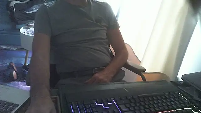 Snapshot of shyfrenchcock1 chatting on August 4, 9:23 am shyfrenchcock1 online show from August 4, 9:23 am