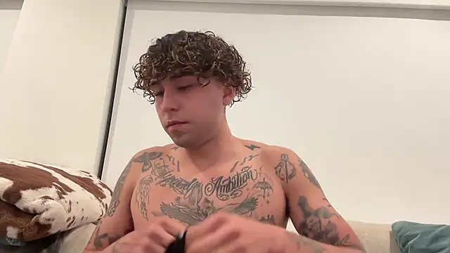 Snapshot of Youngjoshy chatting on December 6, 11:57 pm Youngjoshy online show from December 6, 11:57 pm