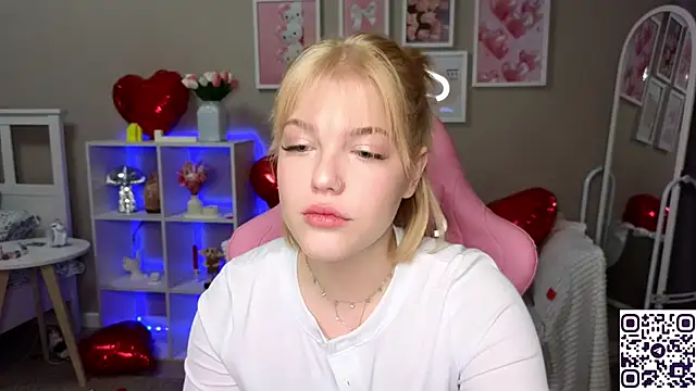 Snapshot of Maya_Rave chatting on February 15, 3:31 am Maya Rave online show from February 15, 3:31 am