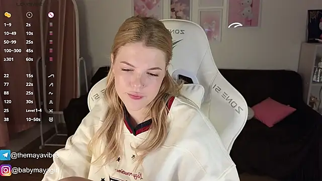 Snapshot of Maya_Rave chatting on November 17, 4:07 am Maya Rave online show from November 17, 4:07 am