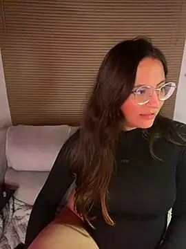 Snapshot of PoliBenett_ chatting on February 2, 8:57 am PoliBenett online show from February 2, 8:57 am