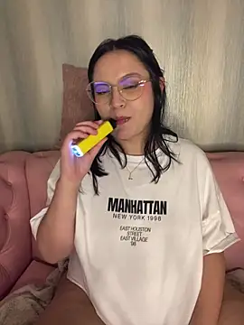 Snapshot of PoliBenett_ chatting on February 28, 5:04 am PoliBenett online show from February 28, 5:04 am