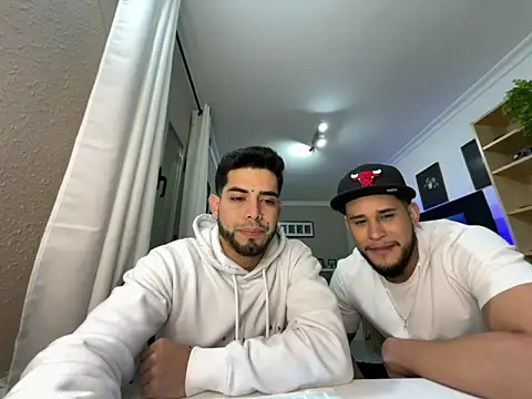 Snapshot of Chicos_defiesta chatting on March 14, 9:10 pm Chicos defiesta online show from March 14, 9:10 pm