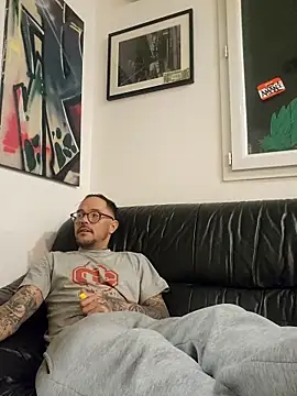 Snapshot of mileflav0r chatting on December 5, 5:42 pm mileflav0r online show from December 5, 5:42 pm