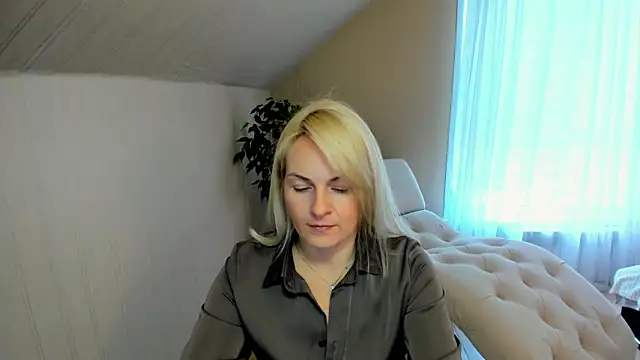 Snapshot of Alicee_Gracee chatting on December 17, 7:40 am Alicee Gracee online show from December 17, 7:40 am