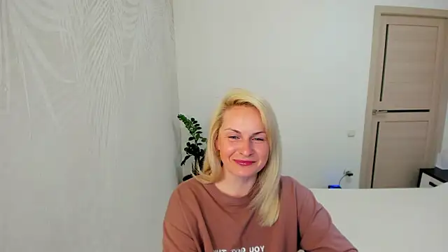 Snapshot of Alicee_Gracee chatting on March 29, 7:14 pm Alicee Gracee online show from March 29, 7:14 pm