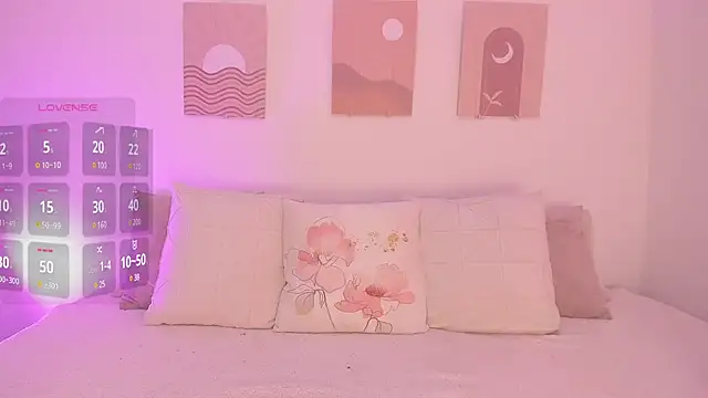 Snapshot of Mia_Heartt chatting on February 8, 8:53 pm Mia Heartt online show from February 8, 8:53 pm