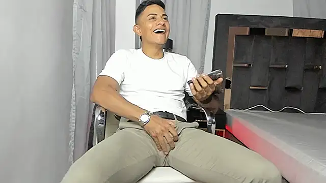 Snapshot of Lucii_fer_ chatting on July 28, 4:39 pm Lucii fer online show from July 28, 4:39 pm