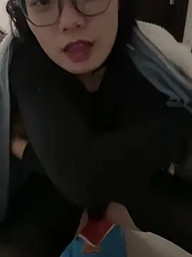 Snapshot of Bella0815 chatting on December 22, 7:33 am Bella0815 online show from December 22, 7:33 am