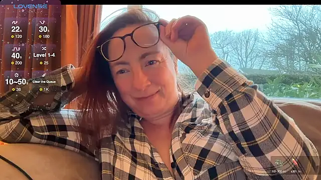 LouiseTswing online show from December 4, 3:43 pm