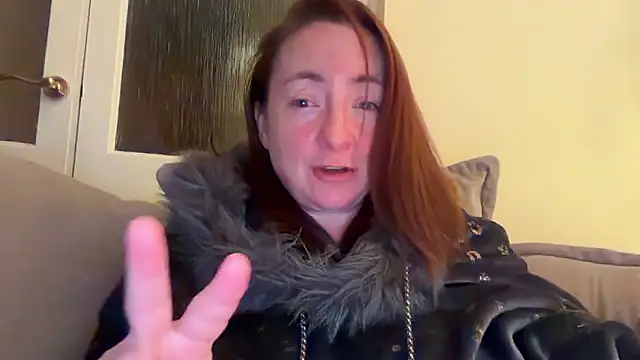 LouiseTswing online show from December 8, 10:36 pm