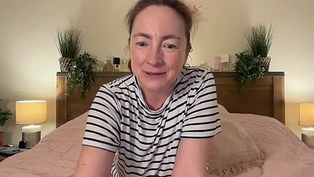 LouiseTswing online show from December 12, 2:44 pm