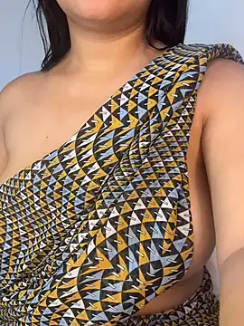 Snapshot of shara_queen1 chatting on November 22, 1:59 am shara queen1 online show from November 22, 1:59 am