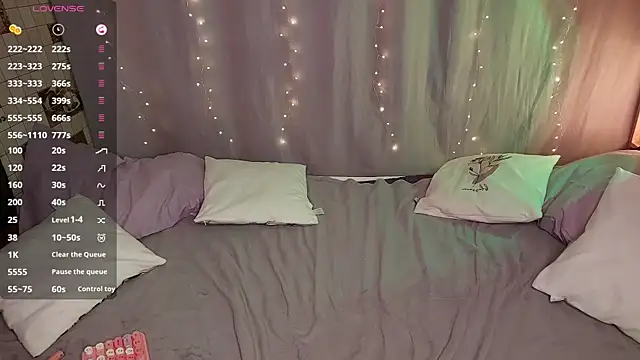 Snapshot of sophie__lee chatting on December 21, 10:50 pm sophie lee online show from December 21, 10:50 pm