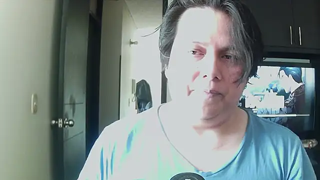 Snapshot of aixs93 chatting on October 28, 1:47 pm aixs93 online show from October 28, 1:47 pm