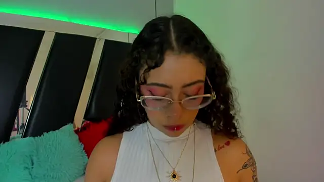 antonelllepiercee online show from February 4, 11:38 am