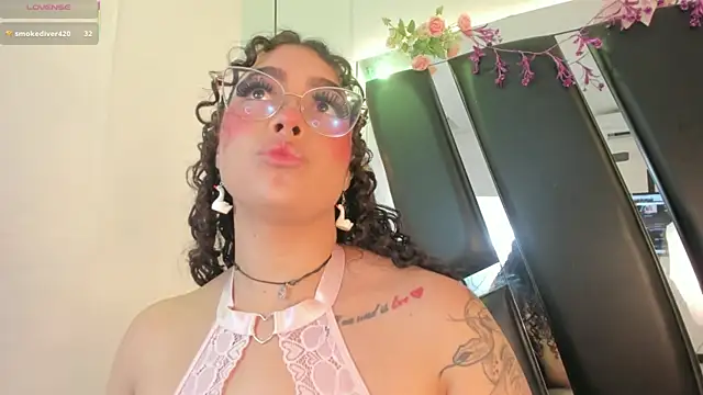 Snapshot of antonelllepiercee chatting on June 3, 2:33 pm antonelllepiercee online show from June 3, 2:33 pm