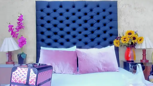 NahomiWhitel online show from October 7, 4:59 pm