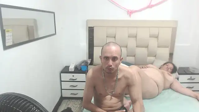 Snapshot of Candy_and_Jh0n chatting on February 14, 8:10 am Candy and Jh0n online show from February 14, 8:10 am