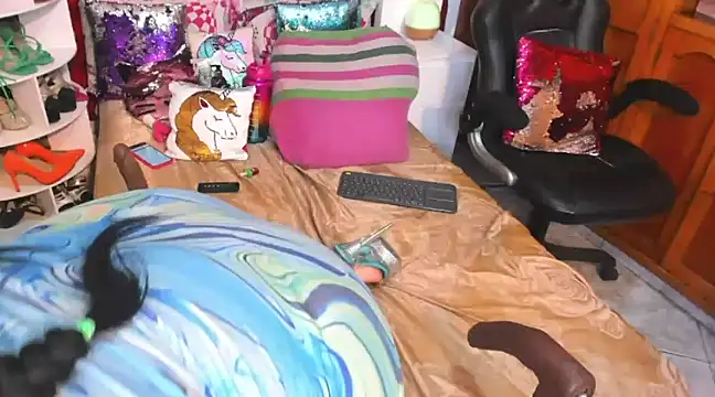 larafoxter online show from December 7, 3:25 am