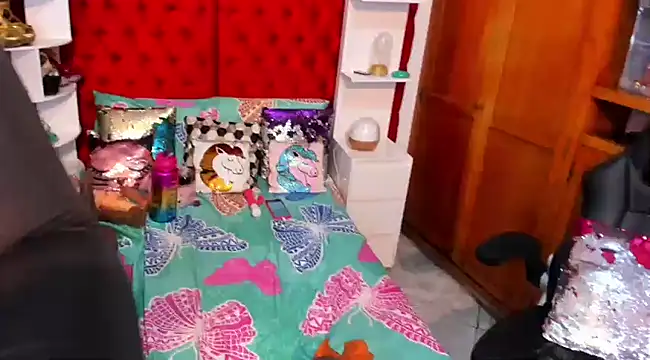 larafoxter online show from December 13, 8:58 pm