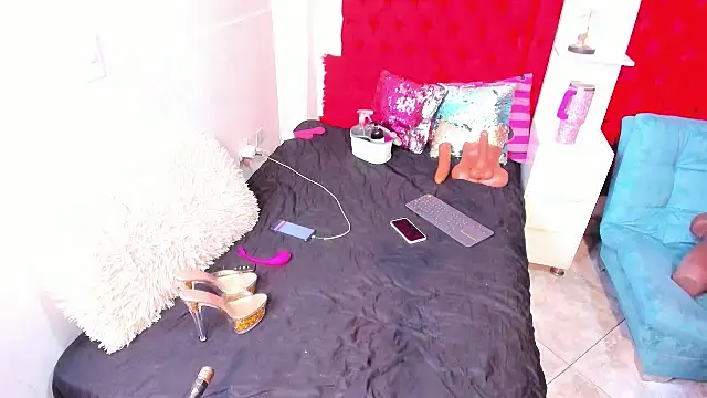 Snapshot of larafoxter chatting on June 7, 3:32 am larafoxter online show from June 7, 3:32 am