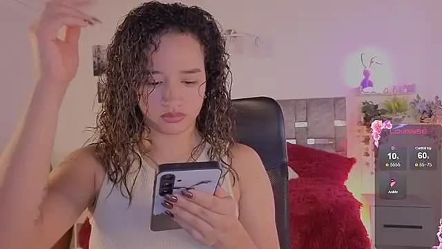 Snapshot of emilyrouxe chatting on May 30, 4:37 pm emilyrouxe online show from May 30, 4:37 pm