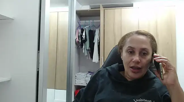 Snapshot of RoxanaLove9 chatting on January 3, 4:33 am RoxanaLove9 online show from January 3, 4:33 am