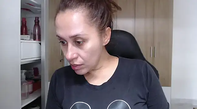 Snapshot of RoxanaLove9 chatting on February 11, 6:44 pm RoxanaLove9 online show from February 11, 6:44 pm