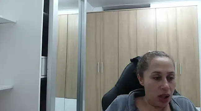 Snapshot of RoxanaLove9 chatting on February 13, 12:13 am RoxanaLove9 online show from February 13, 12:13 am