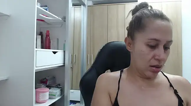 Snapshot of RoxanaLove9 chatting on February 14, 10:14 pm RoxanaLove9 online show from February 14, 10:14 pm