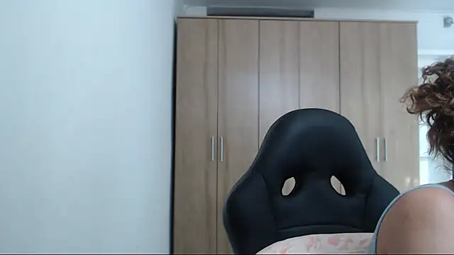 Snapshot of RoxanaLove9 chatting on November 1, 7:27 pm RoxanaLove9 online show from November 1, 7:27 pm