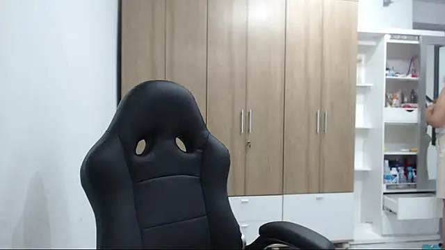 RoxanaLove9 online show from December 5, 8:49 pm