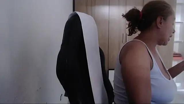 Snapshot of RoxanaLove9 chatting on July 13, 9:50 pm RoxanaLove9 online show from July 13, 9:50 pm