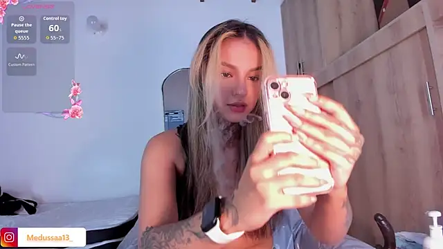Snapshot of medussa13_ chatting on June 17, 12:07 pm medussa13 online show from June 17, 12:07 pm
