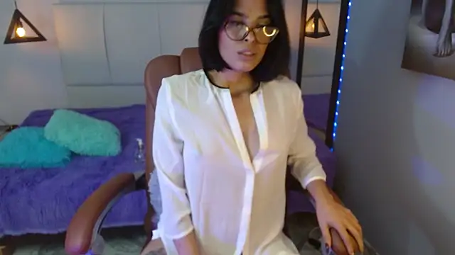 Snapshot of AlessiaVal_ chatting on February 13, 3:46 pm AlessiaVal online show from February 13, 3:46 pm