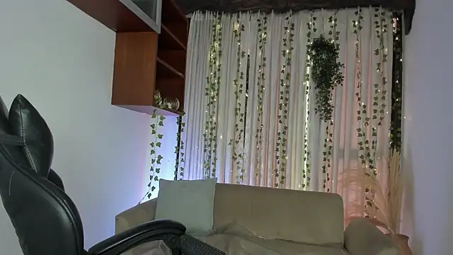 HannaRhodes online show from November 19, 1:33 pm