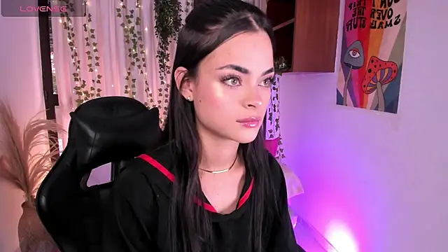 HannaRhodes online show from December 5, 4:14 pm