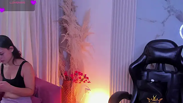 HannaRhodes online show from April 28, 2:44 pm