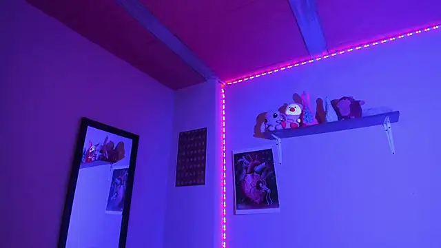 Snapshot of MadelineBenet chatting on December 17, 6:02 am MadelineBenet online show from December 17, 6:02 am