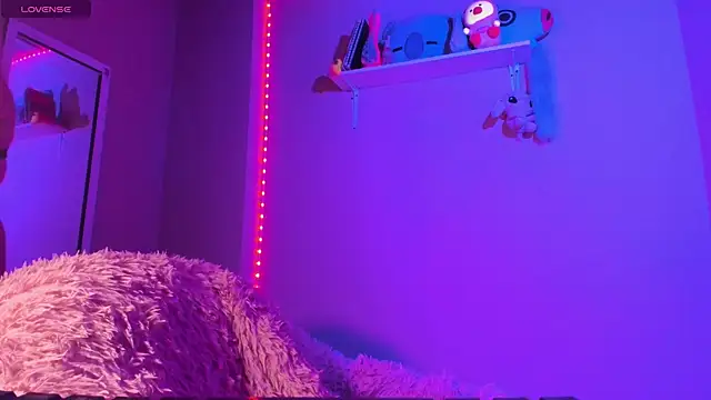 Snapshot of MadelineBenet chatting on February 6, 5:25 am MadelineBenet online show from February 6, 5:25 am