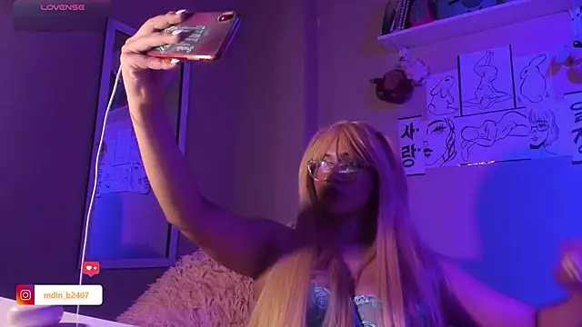 Snapshot of MadelineBenet chatting on February 27, 2:32 am MadelineBenet online show from February 27, 2:32 am