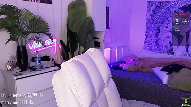 violetviolator online show from October 18, 4:26 am