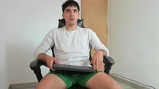 Snapshot of leo030809 chatting on May 18, 7:20 pm leo030809 online show from May 18, 7:20 pm