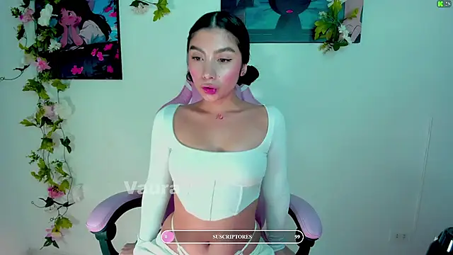 Snapshot of vaura_ chatting on March 21, 1:45 am vaura online show from March 21, 1:45 am