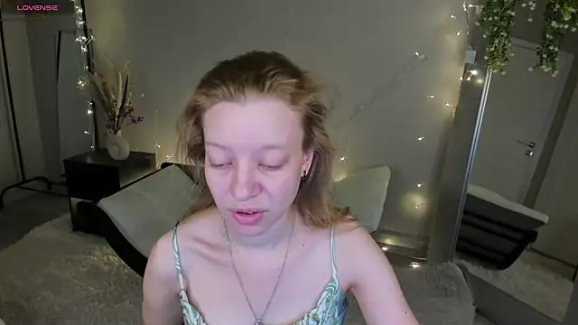Snapshot of Michelle_Blond chatting on May 7, 11:32 pm Michelle Blond online show from May 7, 11:32 pm